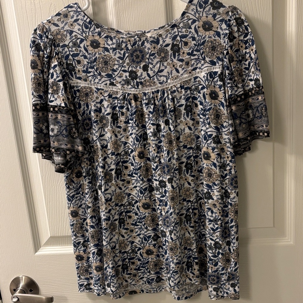 Lucky Brand short sleeved top, cute key hole detail in back